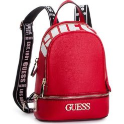 Plecak GUESS - Skye (VG) HWVG74 11320 RED. Czerwone plecaki damskie Guess, z aplikacjami, ze skóry ekologicznej. W wyprzedaży za 409,00 zł.