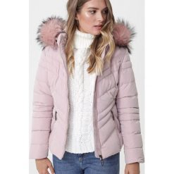 Jasnoróżowa Kurtka Birches. Różowe kurtki damskie Born2be, na zimę, s, bez wzorów, z futra, długie. Za 239,99 zł.