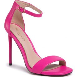 Sandały MARCIANO GUESS - 0GG9B2 8894Z G5J8. Różowe klapki damskie MARCIANO GUESS, z aplikacjami, ze skóry, bez obcasa, na obcasie. Za 749,00 zł.