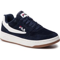 Sneakersy FILA - Arcade S Low 1010584.29Y Dress Blues. Niebieskie sneakersy męskie Fila, na co dzień, bez wzorów, ze skóry, eleganckie, bez zapięcia. Za 369,00 zł.