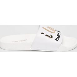 TheWhiteBrand - Klapki. Białe klapki damskie TheWhiteBrand, bez wzorów, ze skóry, bez obcasa, na obcasie. W wyprzedaży za 99,90 zł.