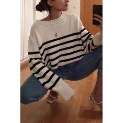 Sweter damski KYTERA. Czarne bluzki damskie Sweter damski KYTERA, uniwersalny, bez wzorów, bez kołnierzyka, bez rękawów. W wyprzedaży za 59,00 zł.