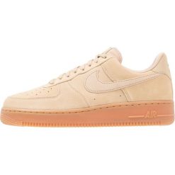 Nike Sportswear AIR FORCE 1 07 LV8 SUEDE Tenisówki i Trampki mushroom/medium brown/ivory. Brązowe trampki męskie Nike Sportswear, z weluru. W wyprzedaży za 335,20 zł.