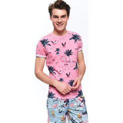 T-shirt we wzór. Różowe t-shirty męskie Top Secret, na lato, xl, z nadrukiem, z bawełny, bez kołnierzyka, krótkie. W wyprzedaży za 24,99 zł.