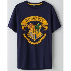 Koszulka Hogwart - Granatowy. Niebieskie koszulki męskie Cropp, s, bez wzorów, bez kołnierzyka, bez rękawów. Za 49,99 zł.