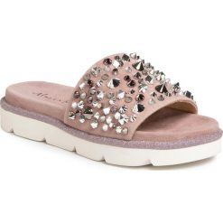 Klapki ALMA EN PENA - V20481 Suede Purple. Fioletowe klapki damskie Alma en Pena, z aplikacjami, ze skóry, bez obcasa. Za 479,00 zł.
