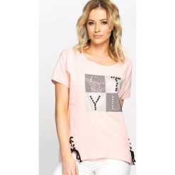 Różowy T-shirt Capital Letters. Czerwone bluzki damskie marki Born2be, l. Za 29,99 zł.
