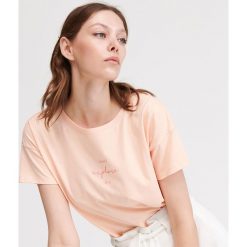 T-shirt z napisem - Pomarańczowy. Pomarańczowe t-shirty damskie Reserved, s, z napisami, bez kołnierzyka. Za 29,99 zł.