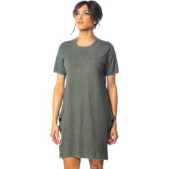 Sukienka "Crystal" w kolorze khaki. Brązowe sukienki damskie So Cachemire, na co dzień, s, bez wzorów, z kaszmiru, z okrągłym kołnierzem, bez rękawów, midi, proste. W wyprzedaży za 175,95 zł.