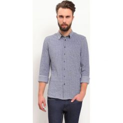 KOSZULA DŁUGI RĘKAW MĘSKA. Szare koszule męskie marki Top Secret, m, z tkaniny, eleganckie, z długim rękawem. W wyprzedaży za 39,99 zł.