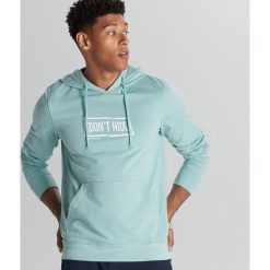 Bluza z kapturem basic - Turkusowy. Niebieskie bluzy męskie Cropp, s, bez wzorów, z kapturem, bez rękawów, z kapturem. Za 79,99 zł.