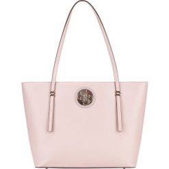 Guess Open Road Torebka Beżowy. Brązowe torebki klasyczne damskie Guess, z aplikacjami, z poliesteru. Za 619,95 zł.