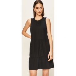 Vero Moda - Sukienka. Niebieskie sukienki damskie Vero Moda, na co dzień, s, bez wzorów, z wiskozy, casualowe, z okrągłym kołnierzem, z krótkim rękawem, krótkie, mini, proste. W wyprzedaży za 89,90 zł.