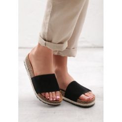 Czarne Klapki Stylings. Czarne klapki damskie Born2be, bez wzorów, bez obcasa, na płaskiej podeszwie. Za 54,99 zł.