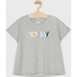Tommy Hilfiger - Top dziecięcy 128-176 cm. Szare bluzki dziewczęce TOMMY HILFIGER, z nadrukiem, z bawełny, z okrągłym kołnierzem, z krótkim rękawem, krótkie, bez kaptura. W wyprzedaży za 99,90 zł.