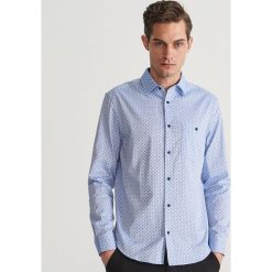 Koszula slim fit z drobnym wzorem - Niebieski. Niebieskie koszule męskie Reserved, s, bez wzorów, bez kołnierzyka, bez rękawów. Za 89,99 zł.