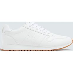 Białe buty sportowe z haftem. Białe buty sportowe damskie marki Pull&Bear, z haftami. Za 139,00 zł.
