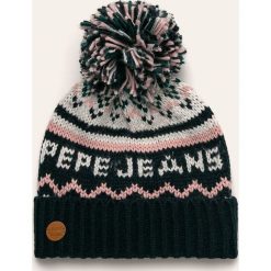Pepe Jeans - Czapka Omar. Czapki damskie Pepe Jeans, na zimę, bez wzorów, z poliesteru. W wyprzedaży za 99,90 zł.