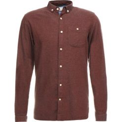 Knowledge Cotton Apparel SLIM FIT Koszula decadent chokolade. Czerwone koszule męskie marki Knowledge Cotton Apparel, s, bez wzorów, z bawełny, bez kołnierzyka, bez rękawów. Za 399,00 zł.