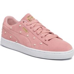 Sneakersy PUMA - Suede Pearl Studs Wn's 369934 02 Bridal Rose-Puma Team Gold. Różowe półbuty damskie Puma, na co dzień, bez wzorów, ze skóry, bez obcasa, bez zapięcia. W wyprzedaży za 229,99 zł.