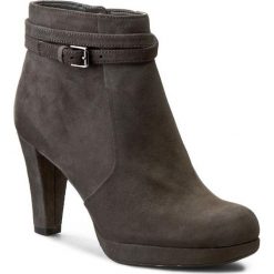 Botki CLARKS - Kendra Shell 261110184 Dark Grey Suede. Szare buty zimowe damskie Clarks, ze skóry, eleganckie, na obcasie, z paskami. W wyprzedaży za 269,00 zł.