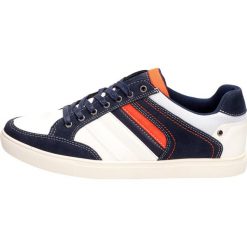 Białe sportowe buty męskie NEW AGE 20076. Białe buty sportowe męskie New Age, bez zapięcia. W wyprzedaży za 119,00 zł.