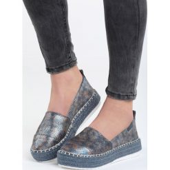 Granatowe Espadryle Free Mind. Niebieskie espadryle damskie Born2be, z materiału, na obcasie. Za 79,99 zł.