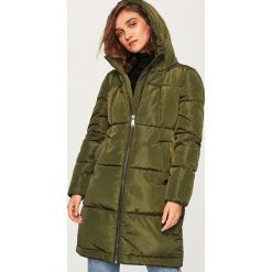 Pikowany płaszcz z kapturem - Khaki. Czerwone płaszcze damskie marki Cropp, l. Za 229,99 zł.