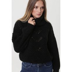 Czarny Golf Calwell. Czarne swetry damskie Born2be, na zimę, uniwersalny, bez wzorów, z dzianiny, eleganckie, z krótkim rękawem, długie, bez kaptura. Za 139,99 zł.