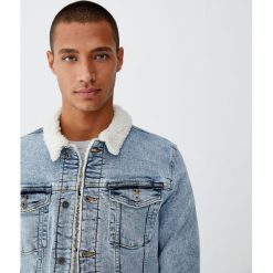 Kurtka jeansowa sherpa z kołnierzem ze sztucznym barankiem. Szare kurtki męskie Pull&Bear, m, bez wzorów, z jeansu, bez kaptura. Za 139,00 zł.