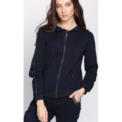 Granatowa Bluza Practical Chic. Czarne bluzy damskie marki Born2be, s, bez wzorów, bez rękawów, bez kaptura. Za 79,99 zł.