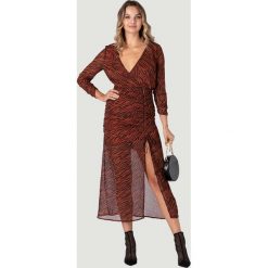 Sukienka w kolorze bordowym ze wzorem. Czerwone sukienki damskie Urban Touch, bez wzorów, bez kołnierzyka, bez rękawów, midi, kopertowe. W wyprzedaży za 159,95 zł.