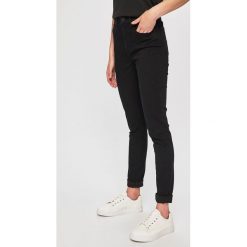Levi's - Jeansy 721. Czarne jeansy damskie Levi's®, s, z podwyższonym stanem. W wyprzedaży za 339,90 zł.
