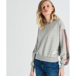 Bluza z lampasami - Jasny szar. Szare bluzy damskie Sinsay, s, bez wzorów, bez rękawów, bez kaptura. W wyprzedaży za 29,99 zł.