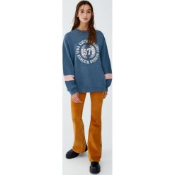 Bluza college z naszywką. Niebieskie bluzy damskie Pull&Bear, z aplikacjami, bez rękawów, bez kaptura. Za 89,90 zł.
