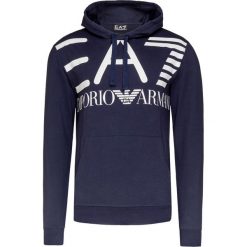 Bluza EA7 EMPORIO ARMANI Granatowy. Niebieskie bluzy męskie marki EA7 Emporio Armani, z nadrukiem, z bawełny, sportowe, z kapturem, bez rękawów, z kapturem. Za 490,00 zł.