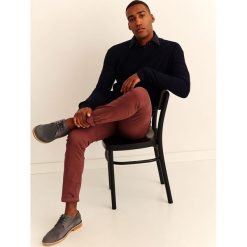 Sweter z cienkiej dzianiny. Niebieskie swetry męskie Top Secret, na zimę, xxl, bez wzorów, z dzianiny, z okrągłym kołnierzem, bez kaptura. W wyprzedaży za 39,99 zł.