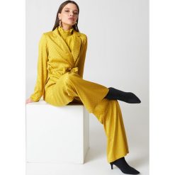 NA-KD Spodnie dzwony z wysokim stanem - Yellow. Żółte spodnie z wysokim stanem marki NA-KD, z materiału. W wyprzedaży za 97,17 zł.