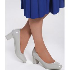 Szare Czółenka Monotonous. Szare czółenka damskie vices, bez wzorów, ze skóry, z okrągłym noskiem, bez obcasa, na obcasie. Za 49,99 zł.