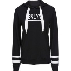 Bluza z kapturem i nadrukiem bonprix czarny. Czarne bluzy rozpinane damskie bonprix, z nadrukiem, z kapturem. Za 109,99 zł.
