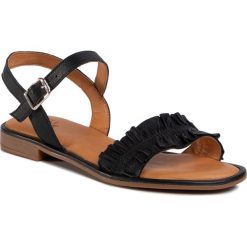 Sandały BULLBOXER - 510001T1L Black. Czarne klapki damskie Bullboxer, bez wzorów, ze skóry, bez obcasa, na obcasie. W wyprzedaży za 219,00 zł.
