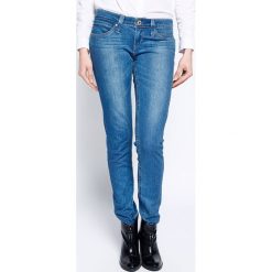 Levi's - Jeansy Revel Low Skinny Stranger. Czerwone jeansy damskie marki Levi's®, z obniżonym stanem. W wyprzedaży za 269,90 zł.