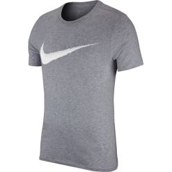 Koszulka Nike NSW Tee Hangtag Swoosh (707456-063). Szare koszulki męskie Nike, m, bez wzorów, z bawełny, bez kołnierzyka. Za 35,99 zł.