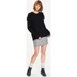 SWETER DAMSKI Z FALBANKAMI NA RAMIONACH. Czarne swetry klasyczne damskie marki TROLL, na zimę, s, z dzianiny, eleganckie, z falbankami. W wyprzedaży za 39,99 zł.