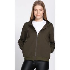 Ciemnozielona Bluza Practical Chic. Brązowe bluzy damskie marki Born2be, s, bez wzorów, bez rękawów, bez kaptura. Za 79,99 zł.