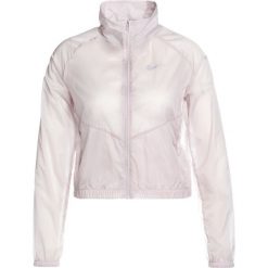 Nike Performance TRANSPARENT GEM Kurtka do biegania particle rose/reflective silver. Różowe kurtki sportowe damskie marki Nike Performance, l, z nylonu, do biegania. W wyprzedaży za 244,30 zł.