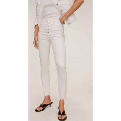 Mango - Jeansy Noa. Białe jeansy damskie Mango, bez wzorów, z elastanu, z podwyższonym stanem. Za 119,90 zł.