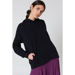 Bluzy damskie: NA-KD Trend Bluza z kapturem z drapowanym rękawem – Black