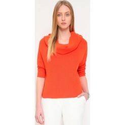 SWETER DŁUGI RĘKAW DAMSKI Z GUZIKIEM REGLAN, LUŹNY. Pomarańczowe golfy damskie marki Top Secret, na zimę. W wyprzedaży za 49,99 zł.
