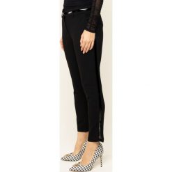 Spodnie materiałowe Guess Hessa W01B56 K8RN0. Czarne spodnie damskie Guess, xs, z aplikacjami, z elastanu. W wyprzedaży za 339,00 zł.